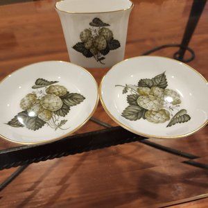 The Worcester Hop Vintage China Cigarette Holder and 2 Ash Trays